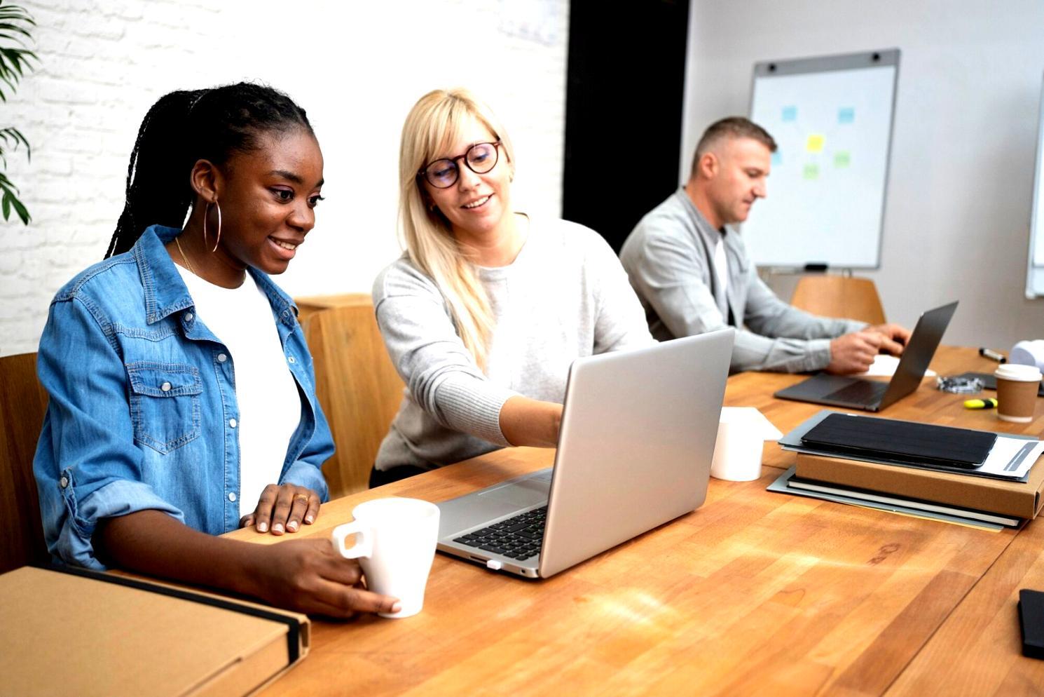Estudiantes trabajando en planificación financiera