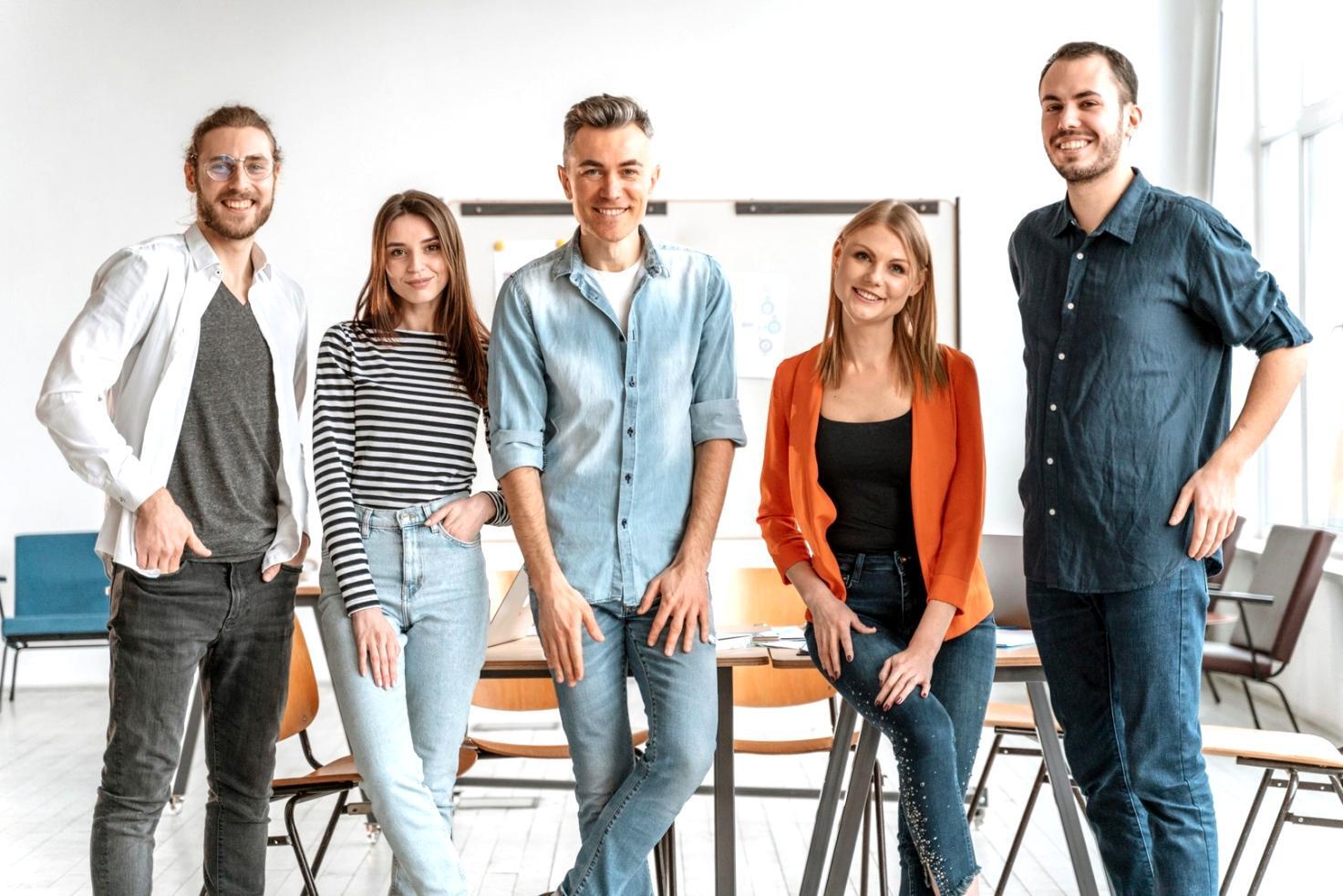 Equipo de trabajo de tavionex desarrollando estrategias financieras personalizadas